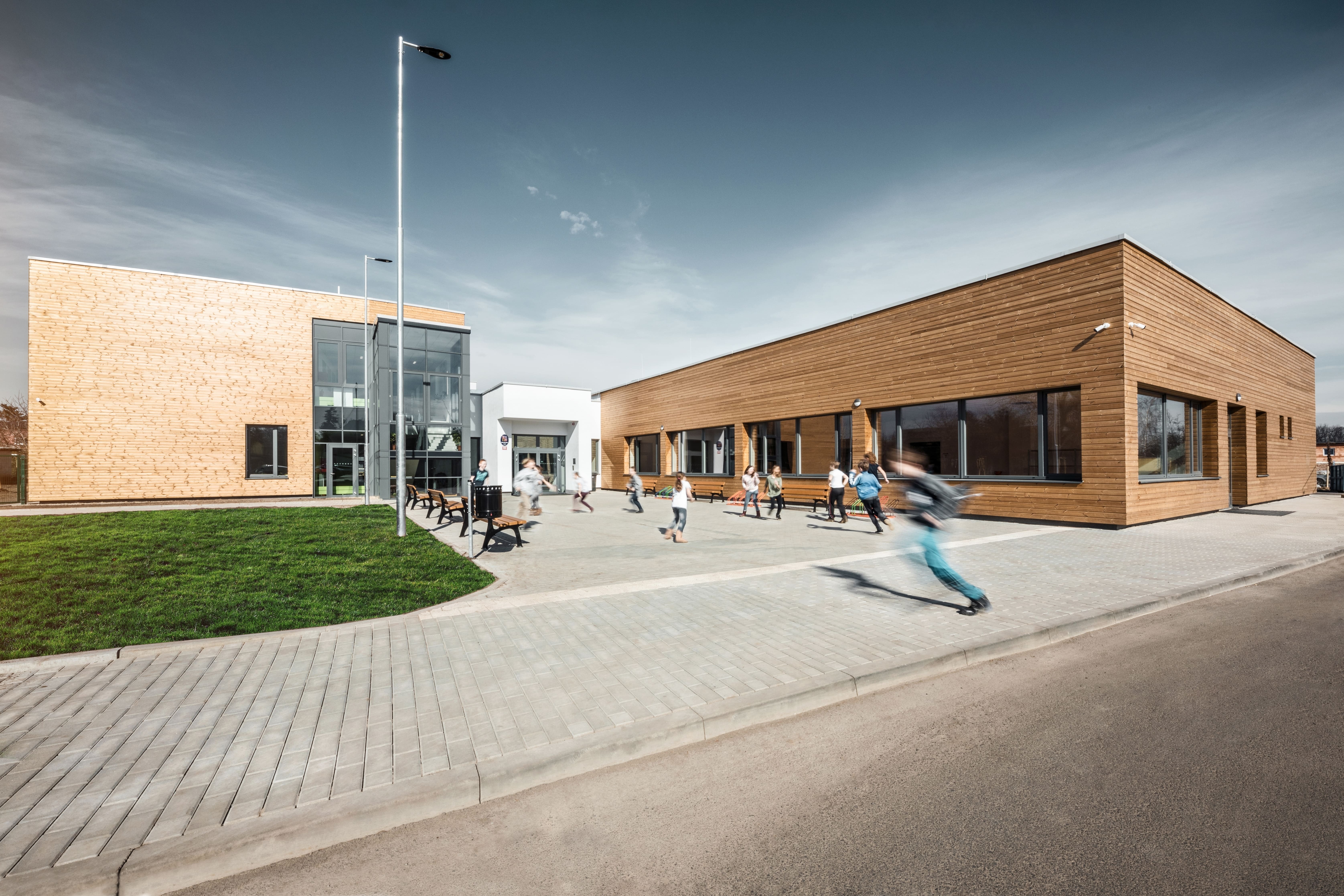 SD5 shutterstock Schoolgebouw kinderen vervaagd min