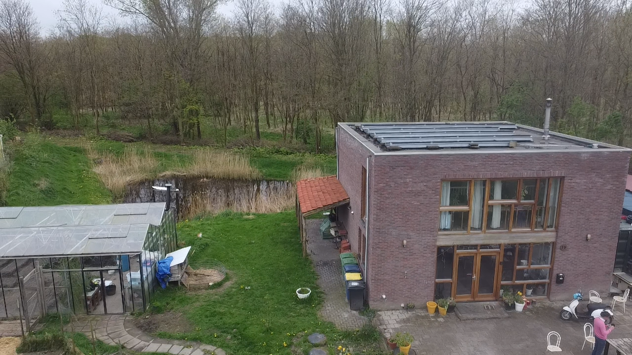 Gebouw en kas op terrein De Bostuin