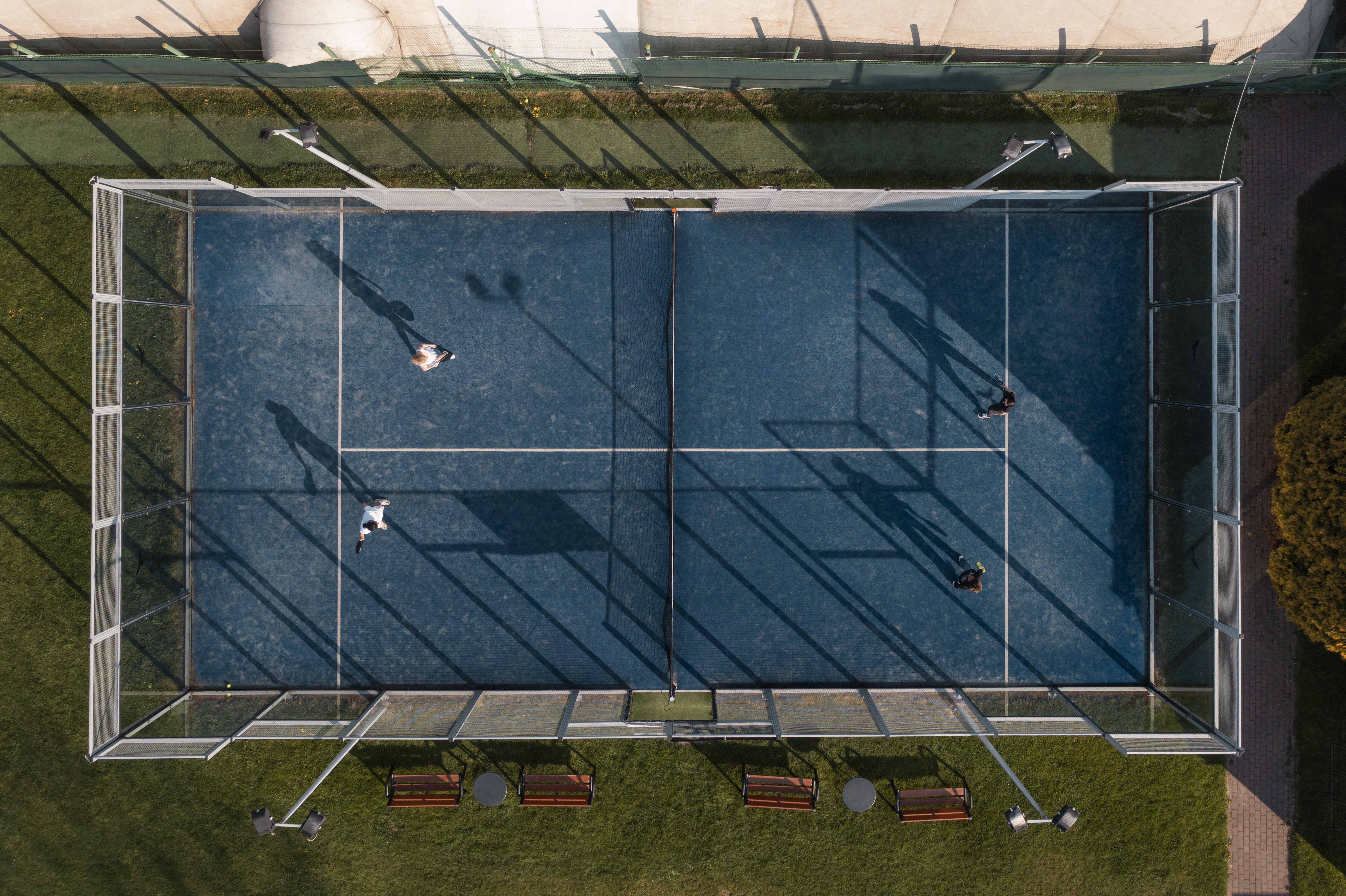 Bovenaanzicht mensen die paddle tennis spelen